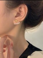 ⁦زوج من الأقراط النسائية بتصميم قلب لطيف مزين باللؤلؤ، يتميز بالأناقة وسهولة التنسيق مع مختلف الإطلالات. إكسسوار مثالي للارتداء اليومي، كما يُعد هدية رائعة للسيدات في المناسبات، وأعياد الميلاد، وغيرها من الاحتفالات.⁩ - الصورة ⁦3⁩