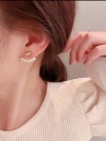 ⁦زوج من الأقراط النسائية بتصميم قلب لطيف مزين باللؤلؤ، يتميز بالأناقة وسهولة التنسيق مع مختلف الإطلالات. إكسسوار مثالي للارتداء اليومي، كما يُعد هدية رائعة للسيدات في المناسبات، وأعياد الميلاد، وغيرها من الاحتفالات.⁩ - الصورة ⁦4⁩