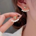 زوج من الأقراط النسائية بتصميم قلب لطيف مزين باللؤلؤ، يتميز بالأناقة وسهولة التنسيق مع مختلف الإطلالات. إكسسوار مثالي للارتداء اليومي، كما يُعد هدية رائعة للسيدات في المناسبات، وأعياد الميلاد، وغيرها من الاحتفالات.