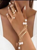 ⁦طقم مجوهرات مكوّن من إسورة وخاتم بتصميم عصري وأنيق، مزين بنقوش هندسية مفرغة وأحجار لامعة، مناسب للارتداء في الإجازات والحفلات والمناسبات، كما يُعد هدية رائعة.⁩ - الصورة ⁦2⁩