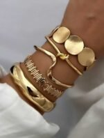 ⁦طقم  12 إسورة نسائية معدنية عريضة باللون الذهبي⁩ - الصورة ⁦2⁩